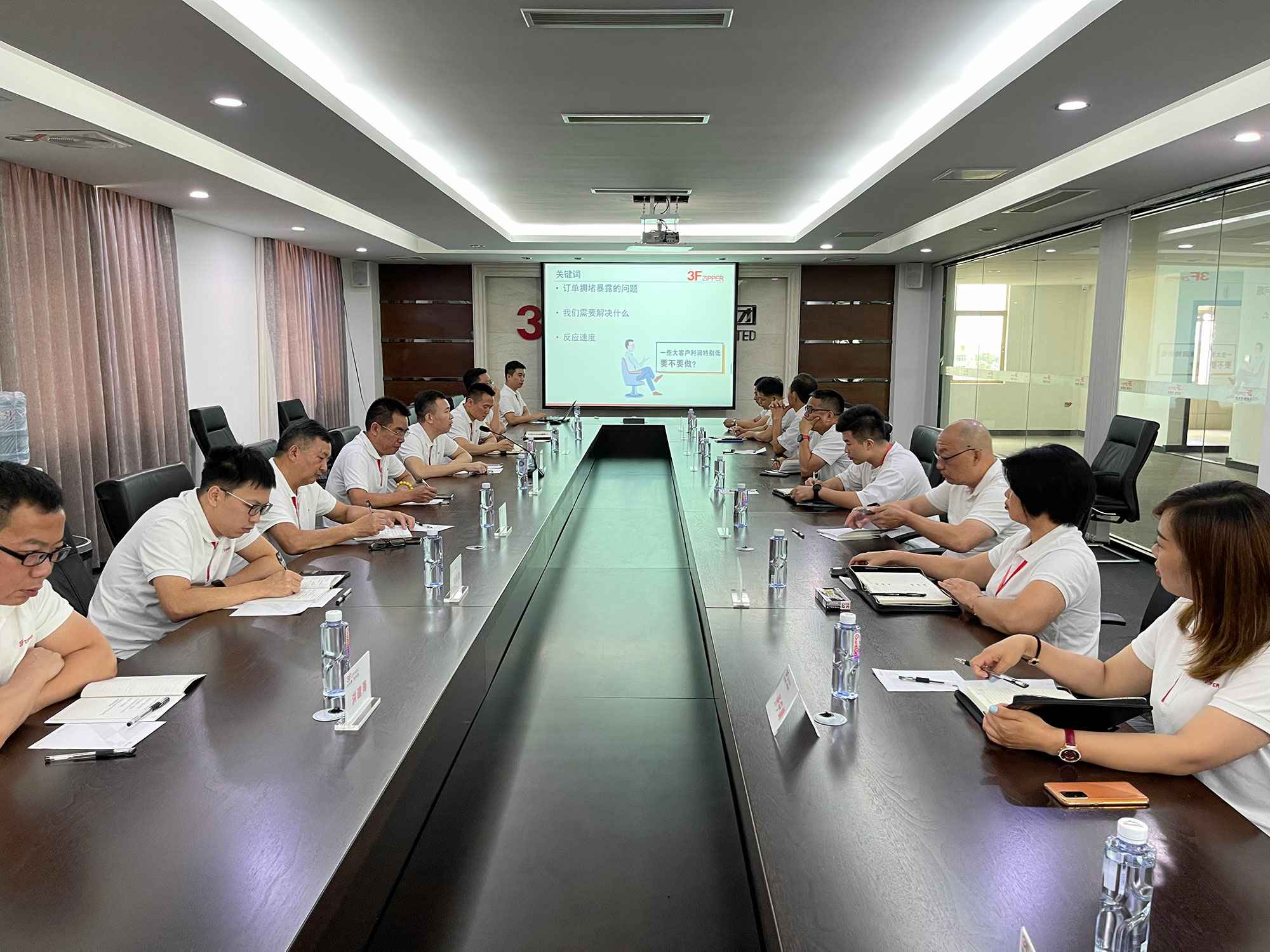 上海鸿晨社区服务平台有限公司召开上半年总结暨下半年计划会议